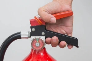 Recarga de extintor de água pressurizada